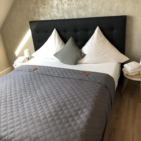 Restaurant Zum Loewen Szálloda 2*